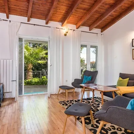 Beautiful With Five Bicycles Included Apartment *